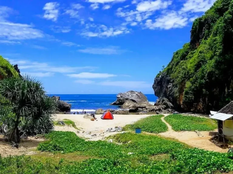 Pantai Wohkudu Yogyakarta ()